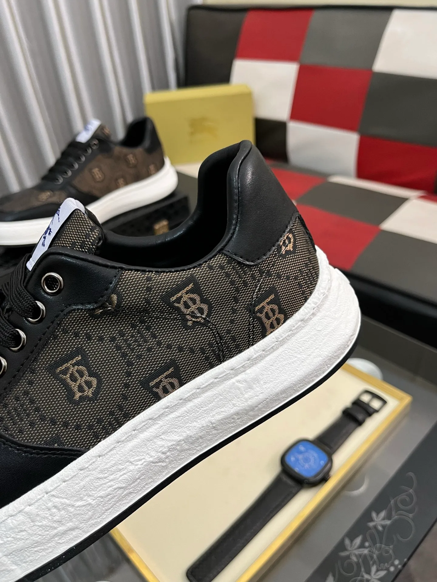 Men's Men's Shoes💰420⌚️⌚️Burberry---Size: 38-44 Burberry men's classic casual shoes! Imported silk cowhide combined with classic plaid fabric, fashionable and British style, imported calfskin lining, super soft and waxy, very comfortable on the feet! 2️⃣colors available